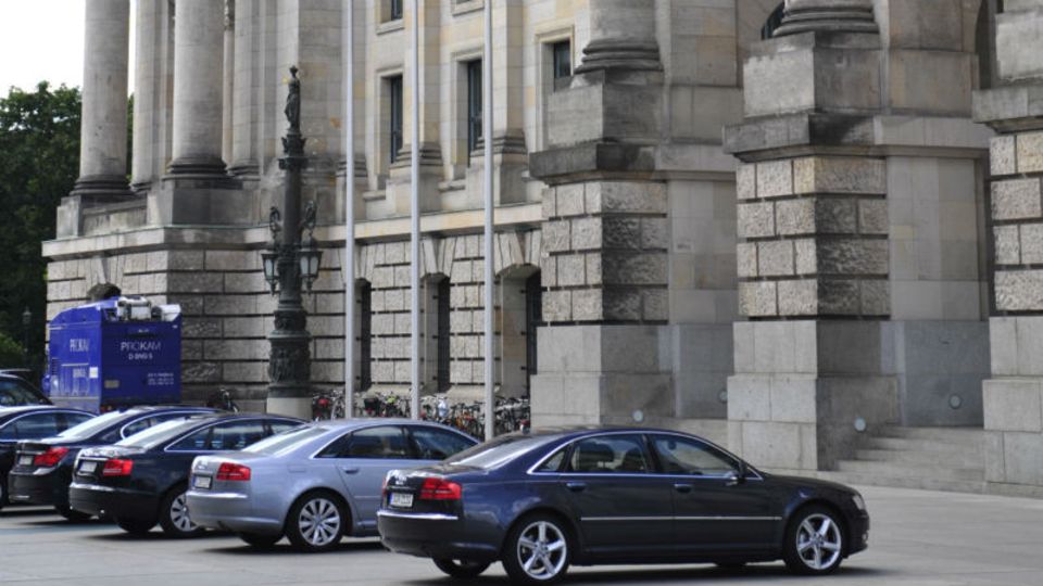 Fahrzeuge der Fahrbereitschaft vor dem Bundestag: Künftig dürfen die Parlamentarier wieder Mercedes fahren – Foto: dpa