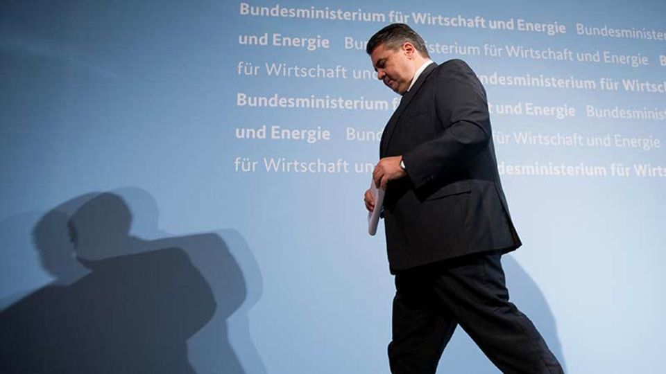 Figure Unter Auflagen: Wirtwschaftsminister Gabriel genehmigt die Übernahme von Kaiser's Tengelmann Wirtschaftsminister Sigmar Gabriel