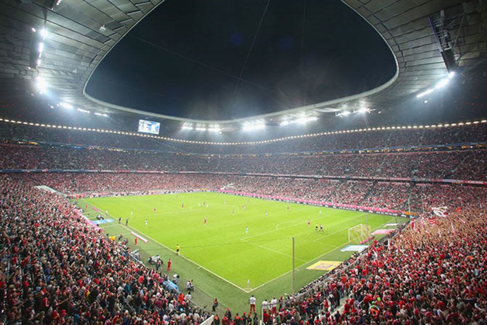 Bei Spitzenspielen sind die Stadien noch voll. Aber auch in der Bundesliga sieht man inzwischen häufiger leere Sitze
