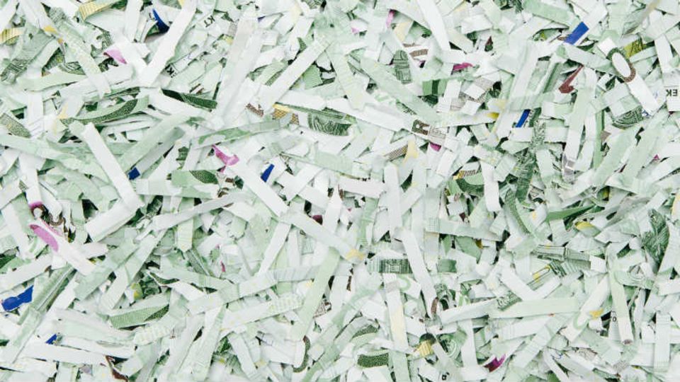 Altes Bargeld schreddert die Bundesbank selbst. Danach ist es nur noch Altpapier