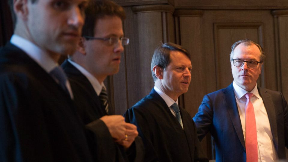 Familienstreit: Clemens Tönnies (r.) im Gerichtssaal mit seinen Anwälten
