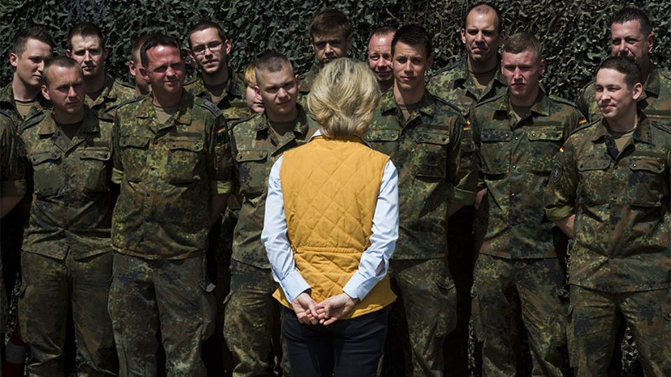 Verteidigungsministerin Ursula von der Leyen auf Truppenbesuch: Meads ist ihr erstes eigenes Rüstungsprojekt