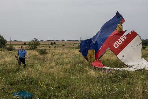 Trümmer der MH 17 auf einem Feld in der Ostukraine