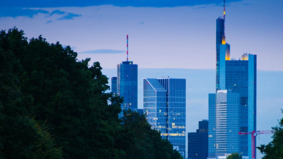 Bankenviertel in Frankfurter: Deutsche Banken haben bei der Einrichtung von Offshorefirmen kräftig geholfen - Foto: Getty Images
