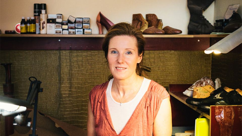 Gabriele Braun war Top-Managerin beim Dax-Konzern Continental. Heute macht sie eine Aus­bildung zur Schuhmacherin