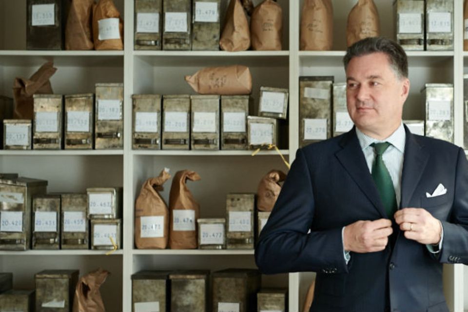 Arthur Darboven hat sich mit einem Handel für Rohkaffee selbstständig gemacht. Wie sein Vater Albert Darboven verkostet er gern selbst