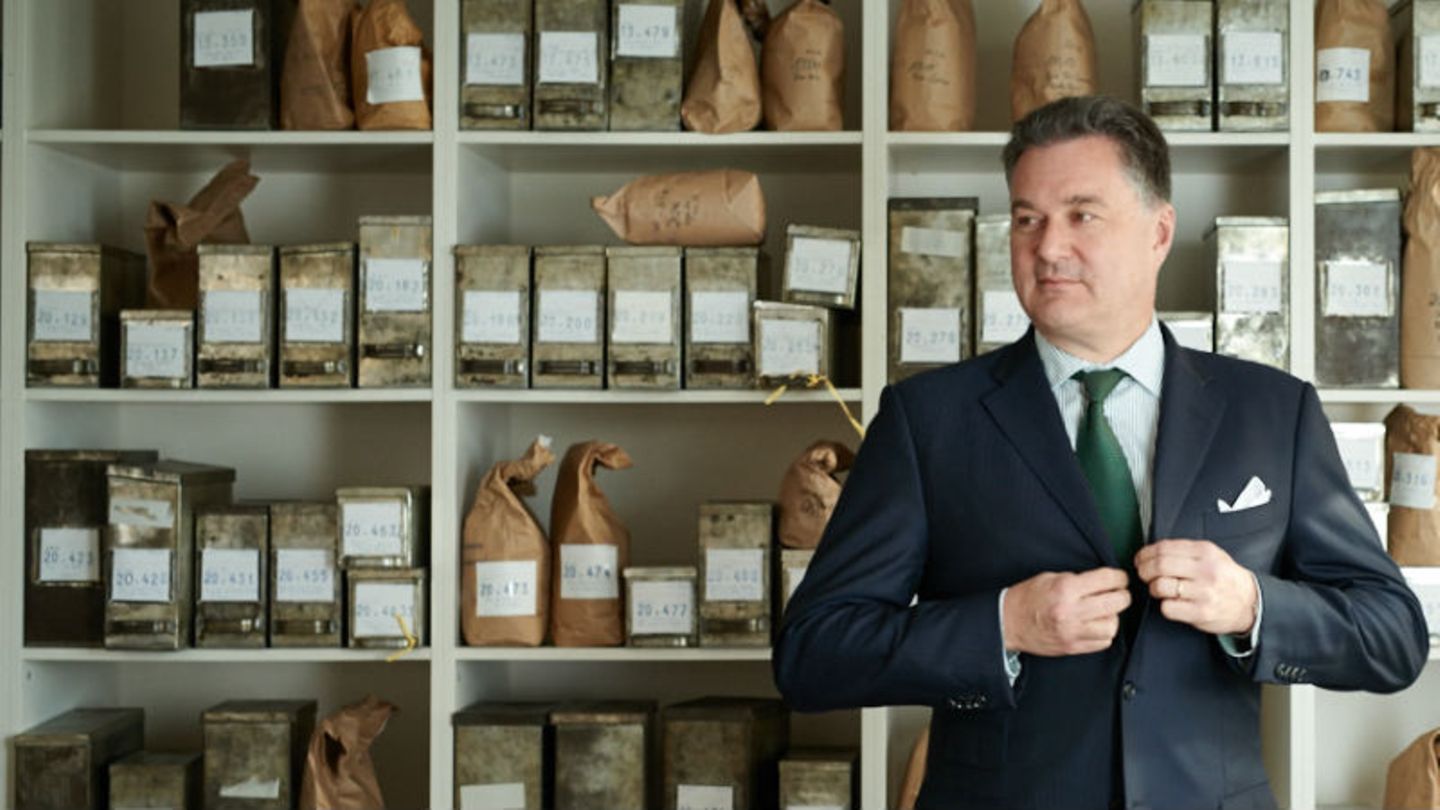 Arthur Darboven hat sich mit einem Handel für Rohkaffee selbstständig gemacht. Wie sein Vater Albert Darboven verkostet er gern selbst