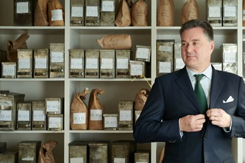 Arthur Darboven hat sich mit einem Handel für Rohkaffee selbstständig gemacht. Wie sein Vater Albert Darboven verkostet er gern selbst