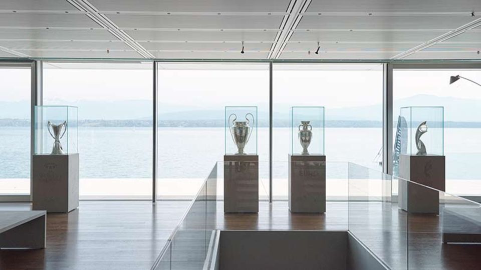 In der UEFA-Zentrale am Genfer See stehen die Pokale - auch die EM-Trophäe (2. v. r.)