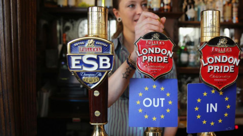 In einem Londoner Pub können die Gäste entscheiden, ob sie ihr Bier aus einem Out- oder In-Zapfhahn bekommen wollen - Foto: Getty Images