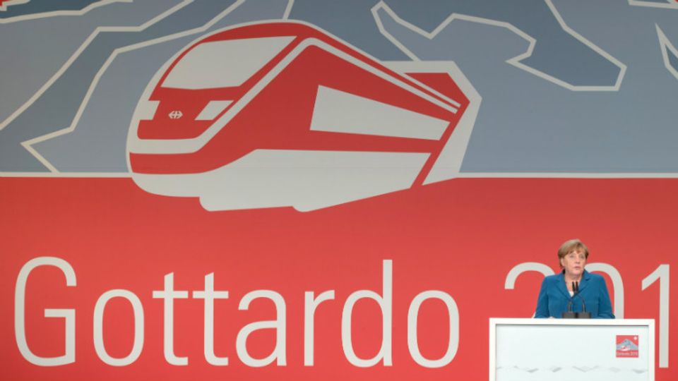 Bundeskanzlerin Merkel spricht bei der Eröffnung des Gotthard-Tunnels