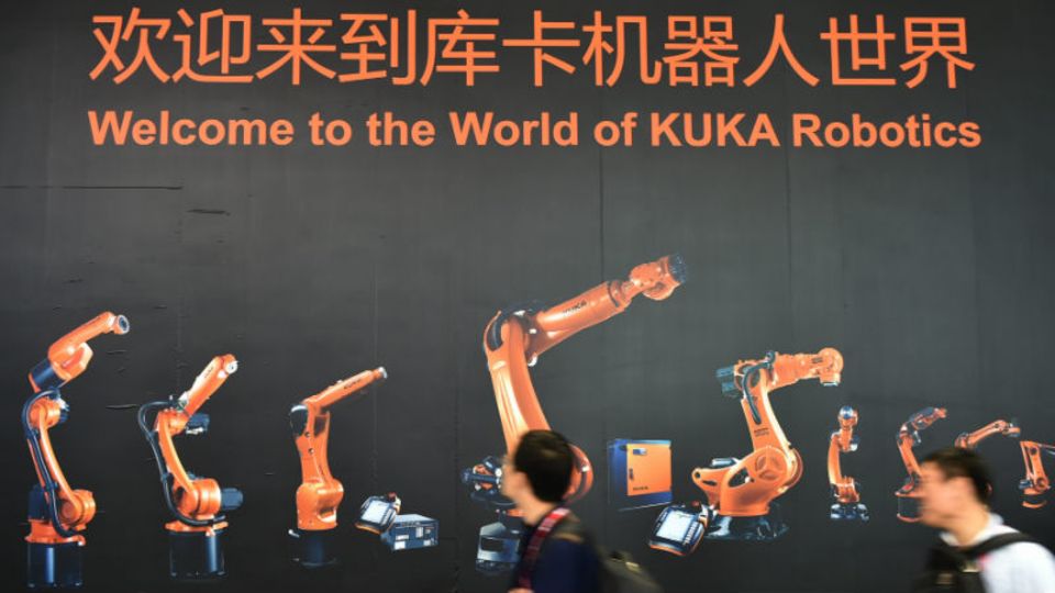 Kuka auf einer Industrieschau in Shanghai: Die Chinesen sind an der Technologie aus Deutschland interessiert - Foto: dpa