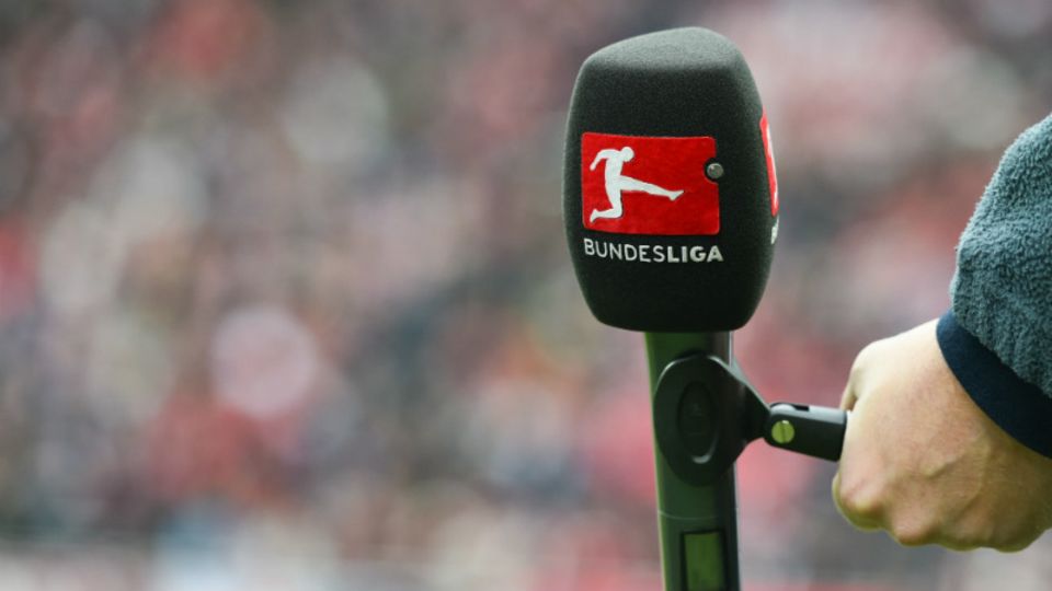 Die Corona-Pandemie hat die Bundesliga in eine dramatische Krise gestürzt. Die Kritik an wirtschaftlichen Fehlentwicklungen der Branche wächst