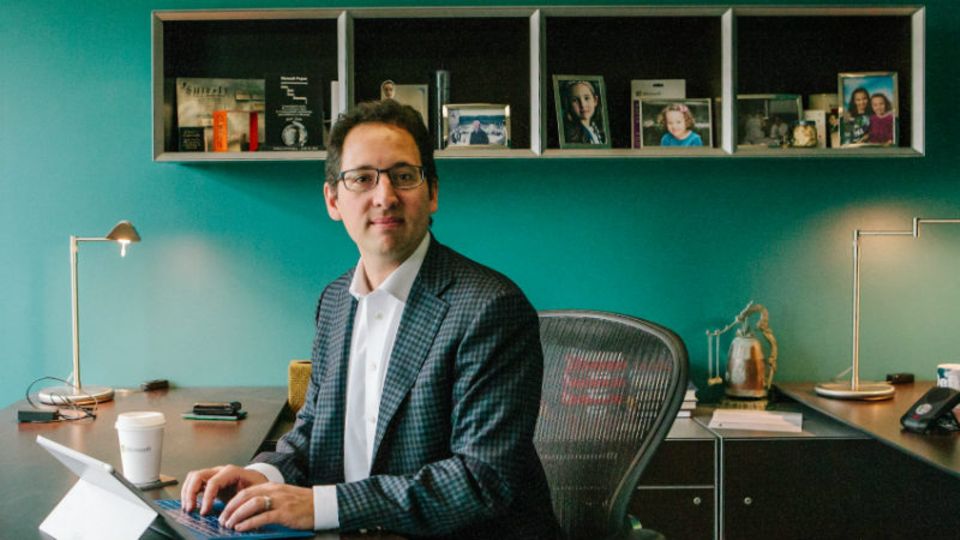 Chris Capossela, seit vergangenem Jahr Marketingchef von Microsoft, sitzt in seinem Büro in der Zentrale in Redmond – klar, an einem Microsoft-Tablet. Neuerdings darf er auch ein iPhone vom Rivalen Apple benutzen. Foto: Molly Landreth
