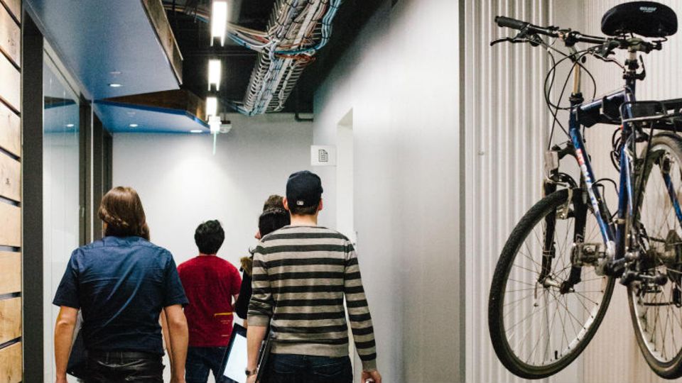 Im Westen des Microsoft-Campus ist Studio H, wo das Designteam sitzt. Die Fahrräder einiger Mitarbeiter hängen an den Wänden und bringen etwas Leben in die Gänge - Foto: Molly Landreth