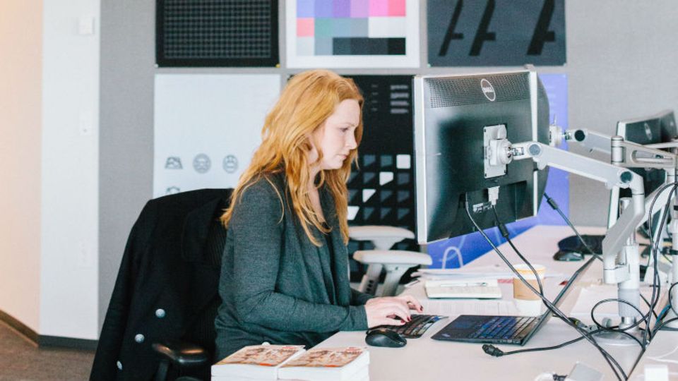 Eine von 500 Designerinnen und Designern in ihrem Büro. Das Team arbeitet an den Betriebssystemen, damit die Designsprache für alle Produkte, ob Xbox oder Windows, aus einem Guss ist. Foto: Molly Landreth