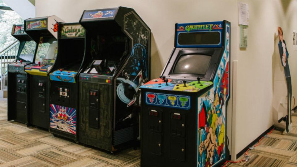 Lange vor Microsofts Xbox spielte man damit: Arcade-Spiele in Gebäude 86 auf dem Microsoft-Campus. Foto: Molly Landreth