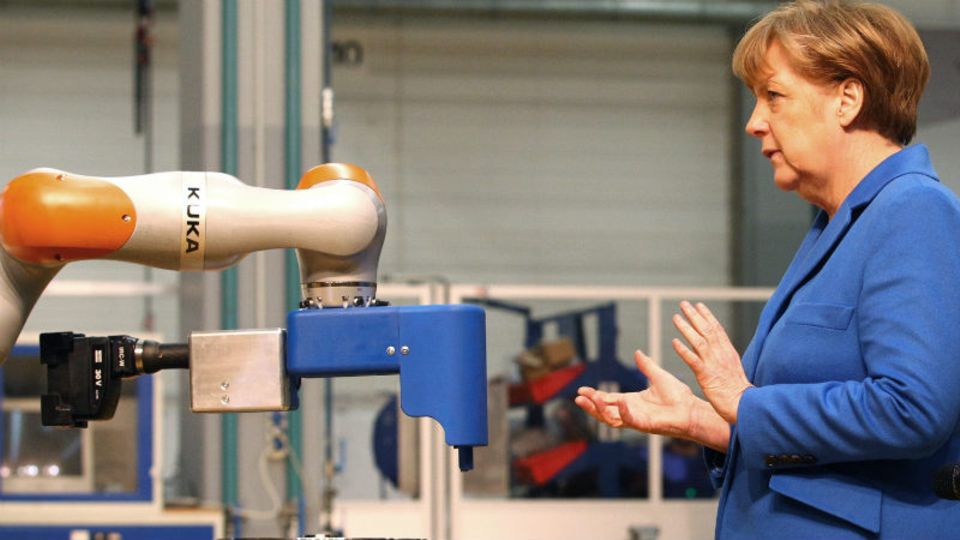Für Kanzlerin Merkel ist Kuka ein deutsches Vorzeigeunternehmen, das nicht in chinesische Hände fallen soll - Foto: dpa