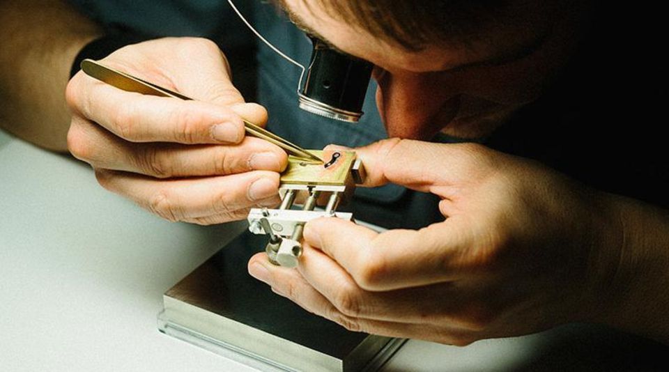 Sorgfalt beim Finissieren. Gerade werden die Teile für die vierte Uhr bearbeitet