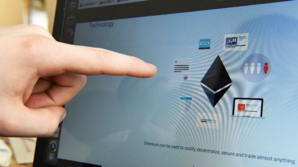 Ethereum ist eine Open-Source Plattform, auf der Anwendungen und Daten über ein dezentrales Netzwerk ausgeführt werden können