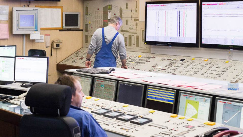 In der Leitwarte des Kohlekraftwerks im Bremer Industriehafen kontrollieren Mitarbeiter des Versorgers SWB die Abläufe