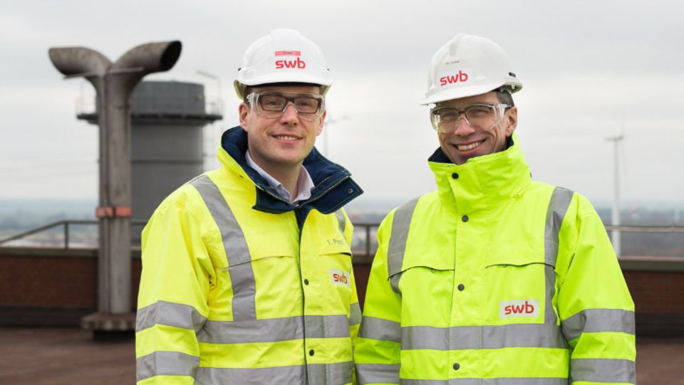 SWB-Chef Thorsten Köhne (l.) und Timo Poppe auf dem Dach eines Kohlekraftwerks