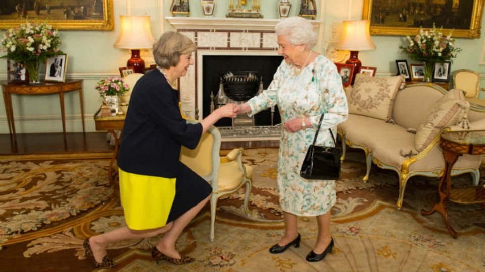 Hofknicks: Theresa May wird von der Queen zur Premierministerin ernannt - Foto: Getty Images