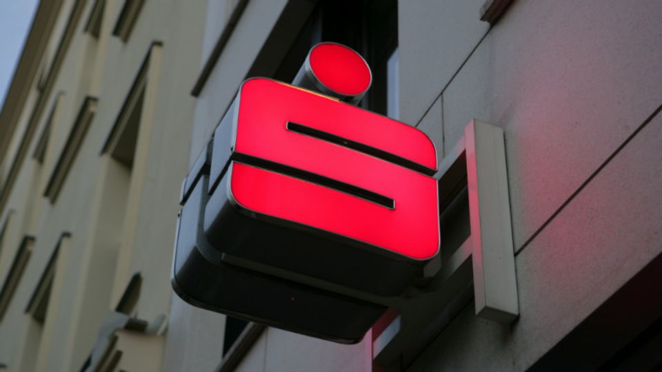 Im Bankengeschäft bleibt das Rot für Sparkassen reserviert - Foto: Getty Images