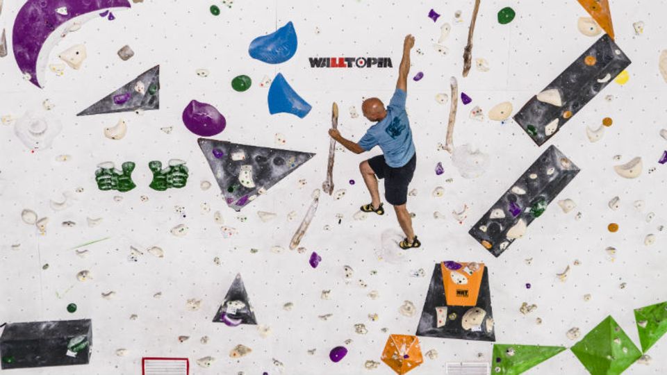 Iwajlo Pentschew, einer der beiden Gründer von Walltopia, an der Wand einer Kletterhalle in der bulgarischen Hauptstadt Sofia