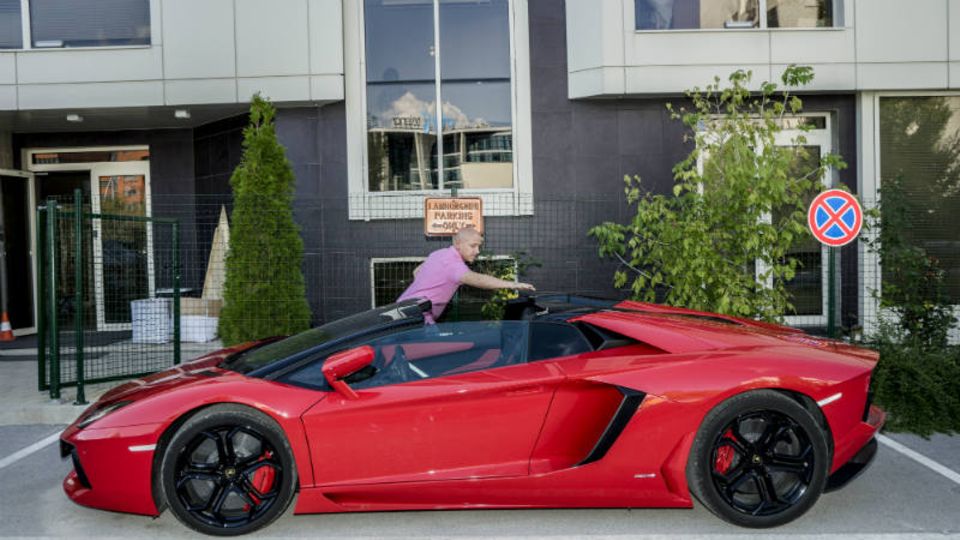Seinen Erfolg zeigt Pentschew gern, zum Beispiel mit seinem roten Lamborghini