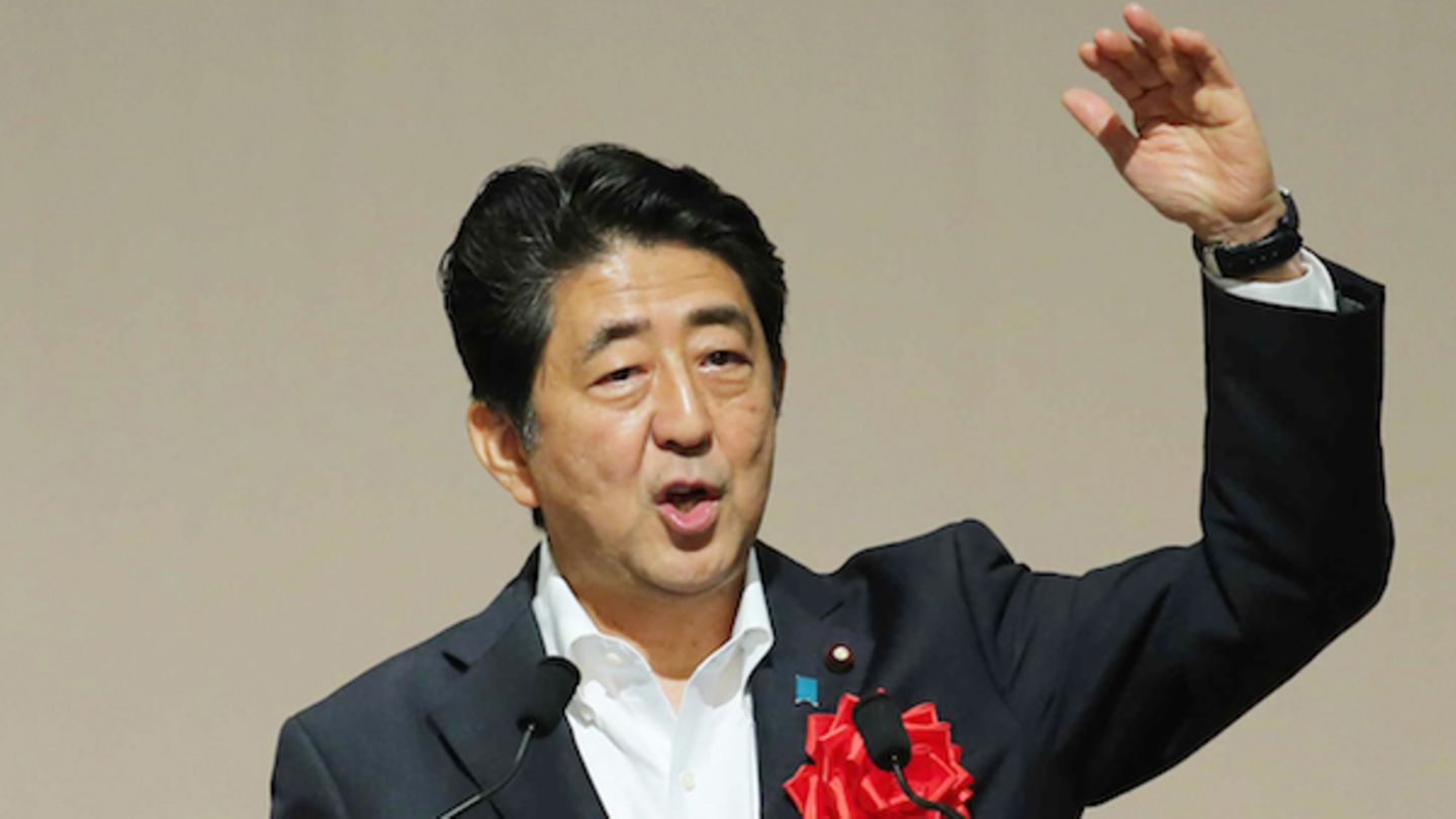 Japans Ministerpräsident Shinzo Abe kündigte ein Konjunkturpaket im Wert von 240 Mrd. Euro an