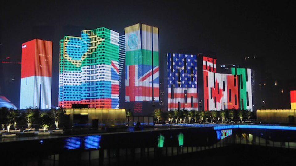 Gut vorbereitet: Die chinesische Stadt Hangzhou beleuchtet die Skyline mit den Flaggen der G20