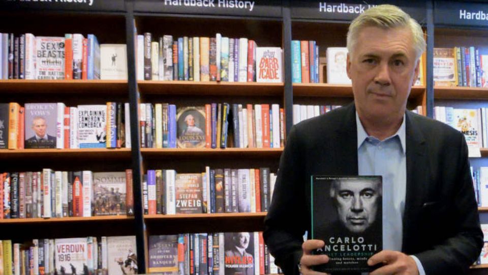 Carlo Ancelotti mit seinem Buch "Quiet Leadership"