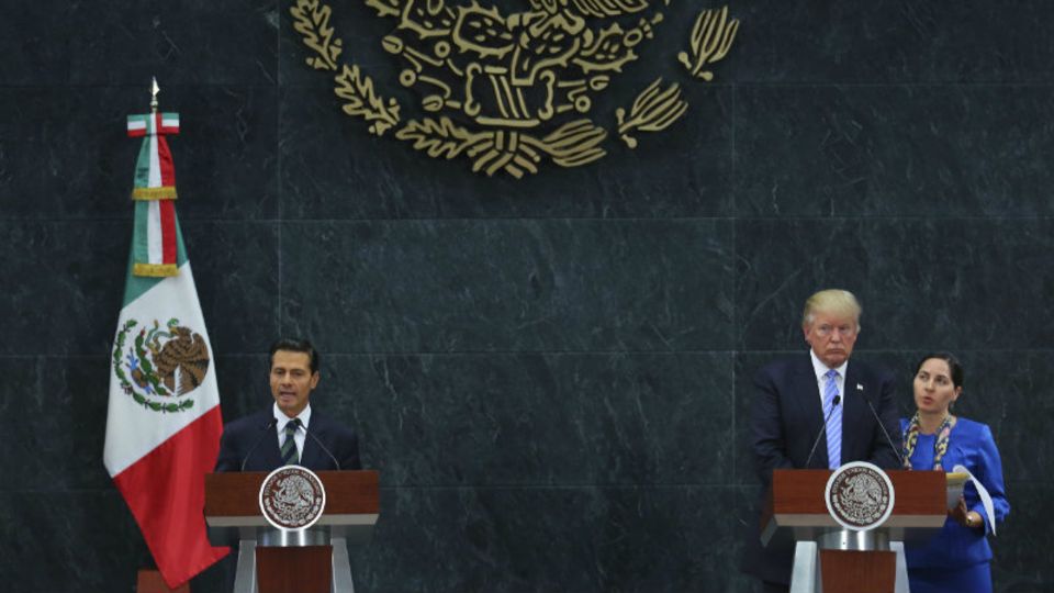Noch ohne US-Flagge im Hintergrund: Donald Trump (r.) bei seinem Treffen mit Mexikos Präsident Nieto - Foto: Getty Images