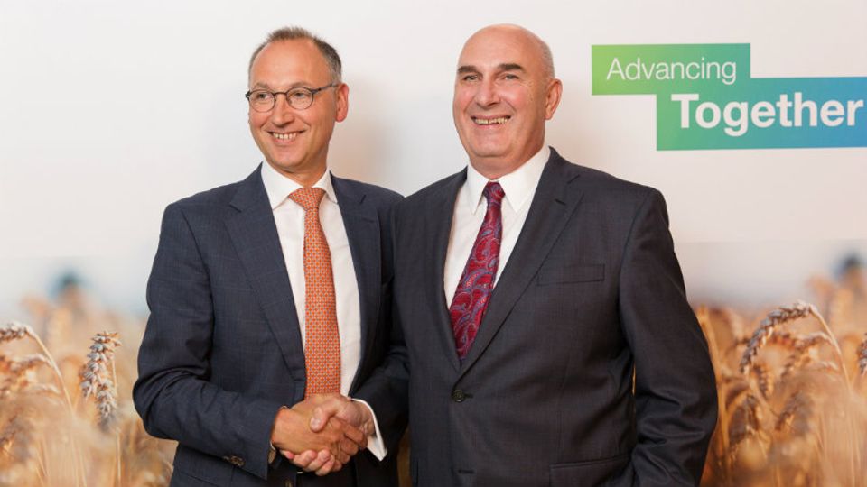Lächeln fürs Foto: Bayer-Chef Werner Baumann und Monsanto-CEO Hugh Grant