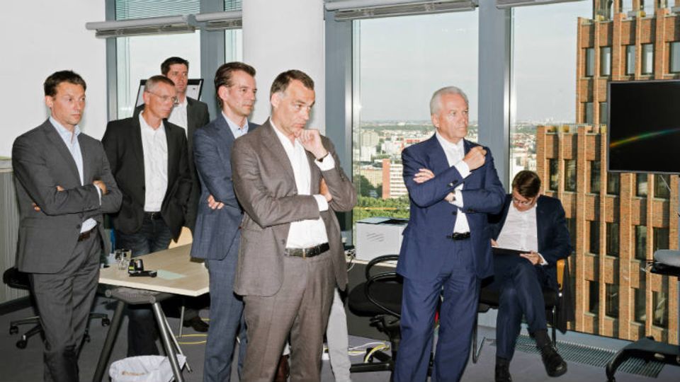 Bahntower, 23. Etage, Stehkonferenz in Sachen Pünktlichkeit. Strategieleiter Manuel Rehkopf, Bahnchef Rüdiger Grube, Konzernvorstand Berthold Huber (v. r. n. l)