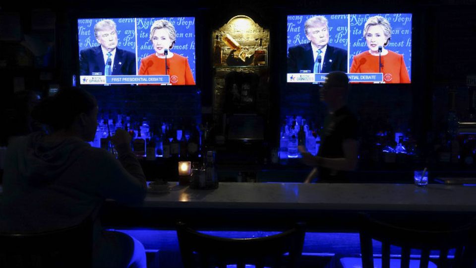 In einer Bar läuft auf zwei Bildschirmen das erste TV-Duell zwischen Trump und Clinton