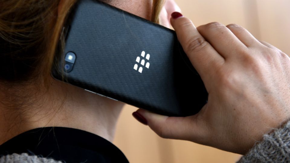 Mit einem Blackberry kann man auch künftig telefonieren, die Marke wird aber lizensiert - Foto: dpa