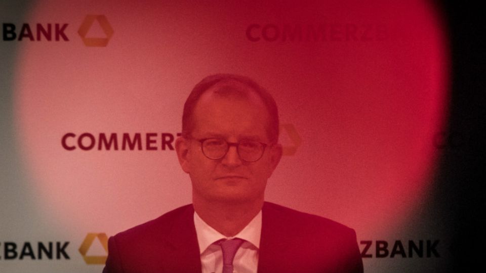 Roter Alarm! Commerzbank-Chef Zielke verkündet harte Einschnitte - Foto: Getty Images