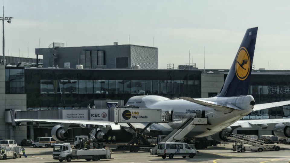 Lufthansa-Maschine am Frankfurter Flughafen