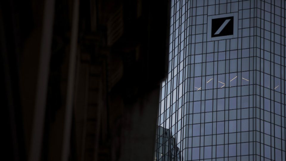 Deutsche-Bank-Zentrale in Frankfurt: Das Kreditinstitut kommt nicht zur Ruhe - Foto: Getty Images