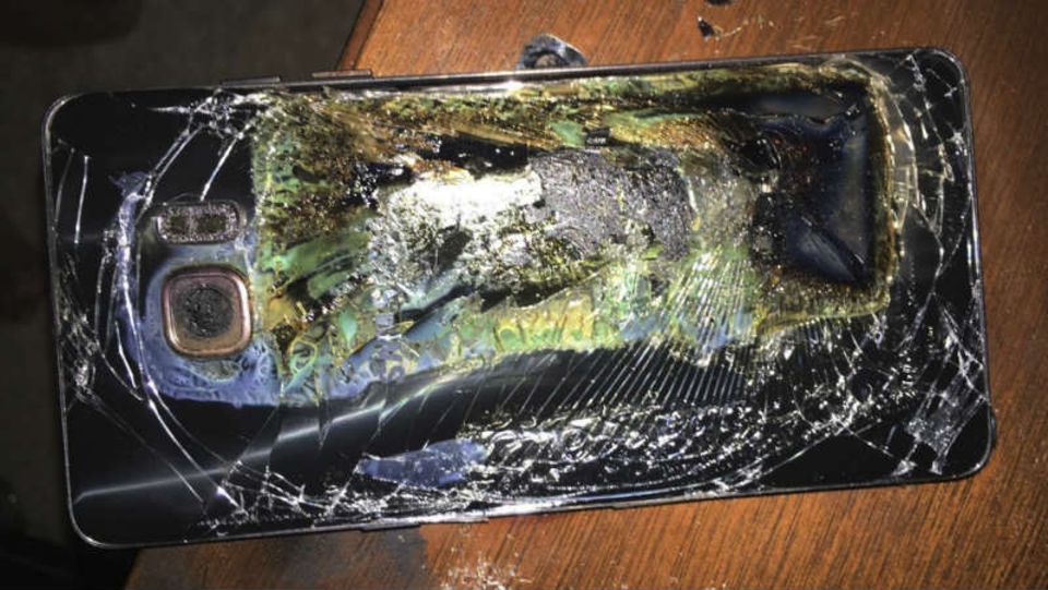 Verkohltes Galaxy Note 7: Wegen solcher Zwischenfälle stoppte Samsung den Verkauf - Foto: dpa