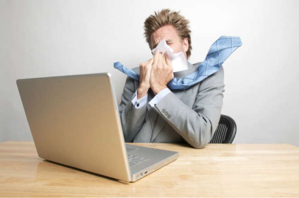 Gesundheit! Trotz Grippe schleppen sich viele Angestellte ins Büro