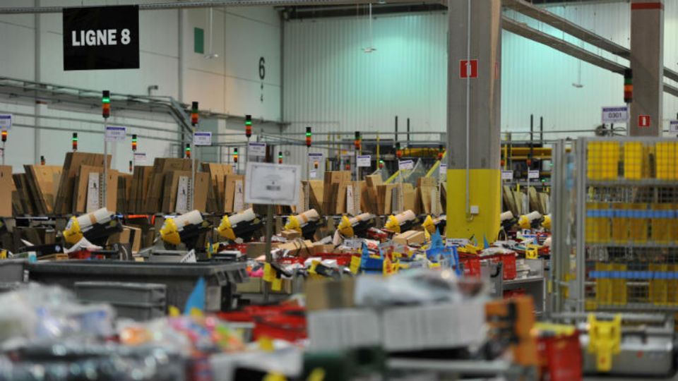 Lagerhalle von Amazon in Frankreich: Die Logistik verursacht hohe Kosten - Foto: Getty Images