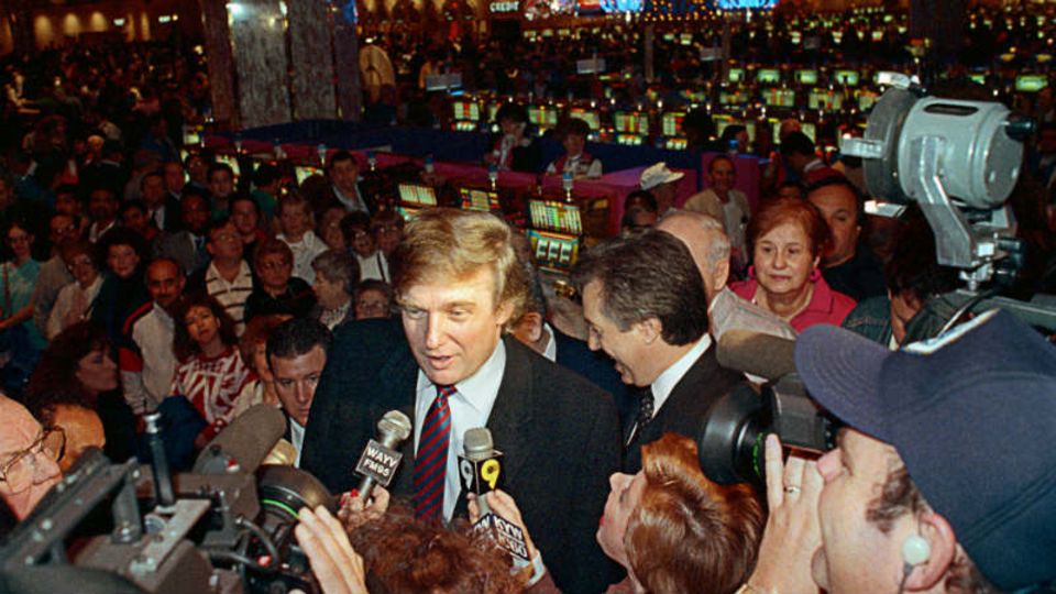 Donald Trump 1990 bei der Eröffnung des 1,1 Mrd. Dollar teuren Kasinos Trump Taj Mahal - Foto: Getty Images