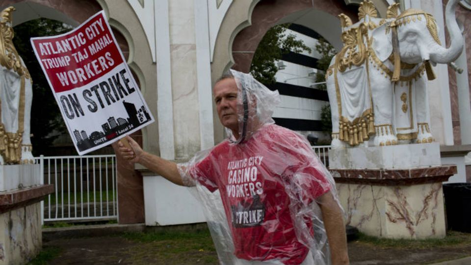 Vor dem Casino Taj Mahal in Atlantic City streiken die Mitarbeiter - Foto: Getty Images