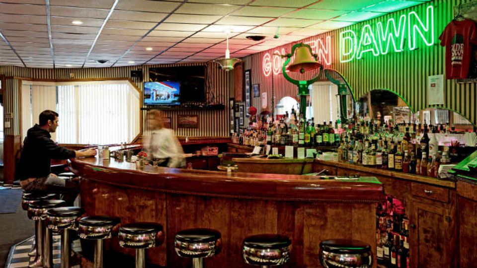 Um das Restaurant Golden Dawn gab es früher sechs Autohäuser, die Wick Six. Nun sind dort nur Abrissbagger. Die meisten Gäste trinken Bier für 1,25 Dollar - Foto: Ricky Rhodes