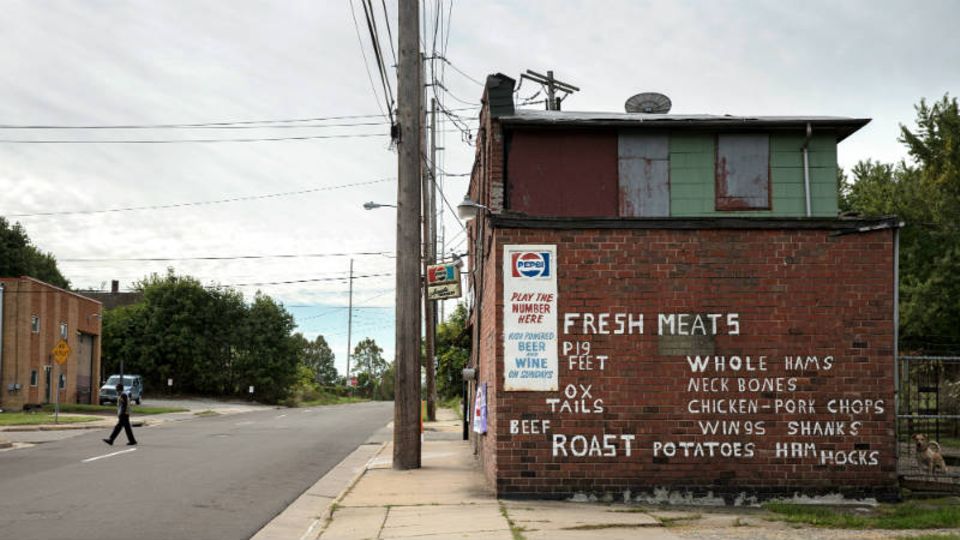 Die großen Supermarktketten sind aus Youngstown verschwunden – es gibt vor allem kleine Shops mit ungesundem Essen. Die Stadt will nun selbst Gemüse anbieten - Foto: Ricky Rhodes