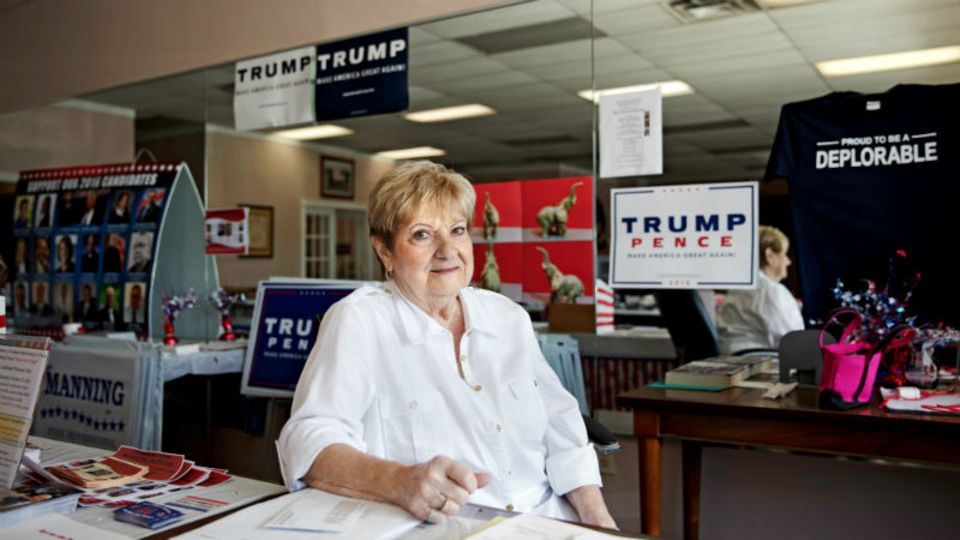 Connie Kessler verkauft im örtlichen Hauptquartier des Trump-Lagers Schilder und T-Shirts. Sie sagt: „Früher hatten wir nie Angst“ - Foto: Ricky Rhodes
