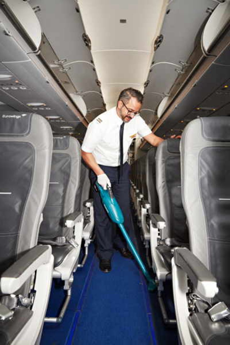 Neue Zeiten bei der Lufthansa: Flugbegleiter der Billigtochter Eurowings reinigen in den Pausen die Flugzeuge